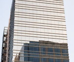 Cryptocurrencies offer high return potential and greater financial freedom through decentralisation, operating in a market that is open 24/7. However, they are a high-risk asset due to extreme volatility and the lack of regulation. The main risks include rapid losses and cybersecurity failures. The key to success is to invest only with a clear strategy and with capital that does not compromise your financial stability.