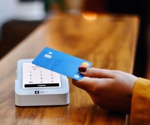 Cryptocurrencies offer high return potential and greater financial freedom through decentralisation, operating in a market that is open 24/7. However, they are a high-risk asset due to extreme volatility and the lack of regulation. The main risks include rapid losses and cybersecurity failures. The key to success is to invest only with a clear strategy and with capital that does not compromise your financial stability.