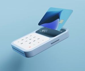 Cryptocurrencies offer high return potential and greater financial freedom through decentralisation, operating in a market that is open 24/7. However, they are a high-risk asset due to extreme volatility and the lack of regulation. The main risks include rapid losses and cybersecurity failures. The key to success is to invest only with a clear strategy and with capital that does not compromise your financial stability.