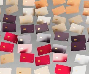 Cryptocurrencies offer high return potential and greater financial freedom through decentralisation, operating in a market that is open 24/7. However, they are a high-risk asset due to extreme volatility and the lack of regulation. The main risks include rapid losses and cybersecurity failures. The key to success is to invest only with a clear strategy and with capital that does not compromise your financial stability.