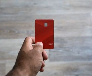 Cryptocurrencies offer high return potential and greater financial freedom through decentralisation, operating in a market that is open 24/7. However, they are a high-risk asset due to extreme volatility and the lack of regulation. The main risks include rapid losses and cybersecurity failures. The key to success is to invest only with a clear strategy and with capital that does not compromise your financial stability.