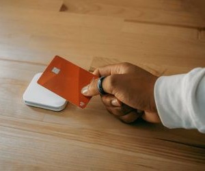 Cryptocurrencies offer high return potential and greater financial freedom through decentralisation, operating in a market that is open 24/7. However, they are a high-risk asset due to extreme volatility and the lack of regulation. The main risks include rapid losses and cybersecurity failures. The key to success is to invest only with a clear strategy and with capital that does not compromise your financial stability.