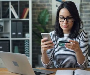 Cryptocurrencies offer high return potential and greater financial freedom through decentralisation, operating in a market that is open 24/7. However, they are a high-risk asset due to extreme volatility and the lack of regulation. The main risks include rapid losses and cybersecurity failures. The key to success is to invest only with a clear strategy and with capital that does not compromise your financial stability.