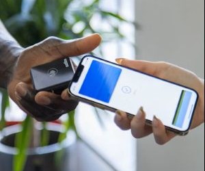 Cryptocurrencies offer high return potential and greater financial freedom through decentralisation, operating in a market that is open 24/7. However, they are a high-risk asset due to extreme volatility and the lack of regulation. The main risks include rapid losses and cybersecurity failures. The key to success is to invest only with a clear strategy and with capital that does not compromise your financial stability.